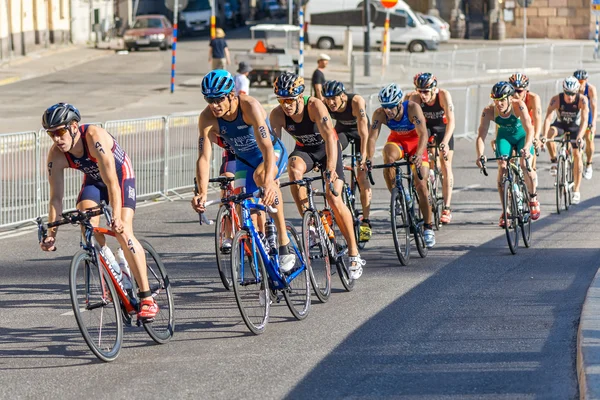 Grupo de triatletas masculinos en bicicletas en la UIT Mundial Masculina Tri — Foto de Stock