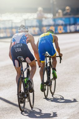 Back of triathlete Hunter Kemper from the USA at the Men's ITU W