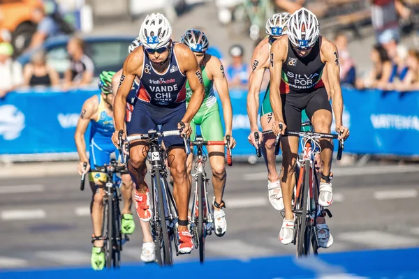 Vande from Chile and Silva from Portugal cycling at the Men's IT — Stockfoto