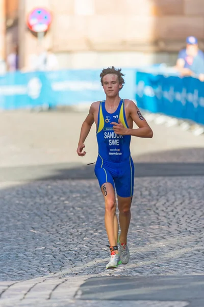 Junge talentierte Gabriel Sandor aus Schweden läuft bei den Männern — Stockfoto
