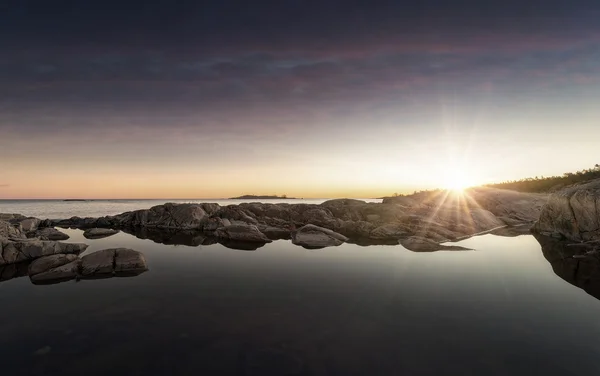 Wschód słońca na skaliste wybrzeże nad Morzem Bałtyckim — Zdjęcie stockowe
