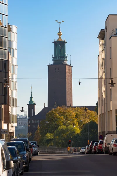 Açık bir günde sırasında bir sokaktan Stockholm Belediye Binası — Stok fotoğraf