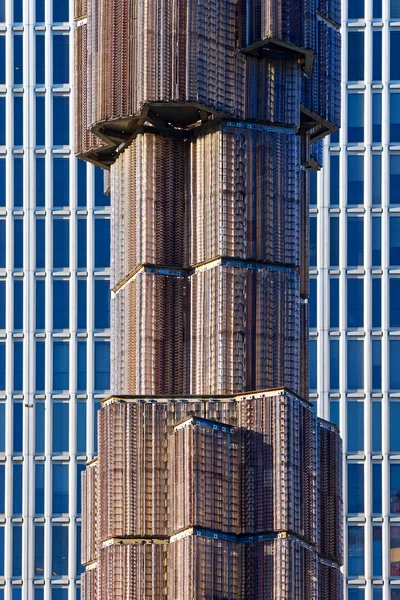 Närbild och abstrakt syn på obelisken på Sergels torg — Stockfoto