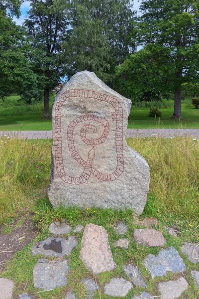 Rune pedra fora do castelo de Gripsholm no pequeno reboque idílico — Fotografia de Stock