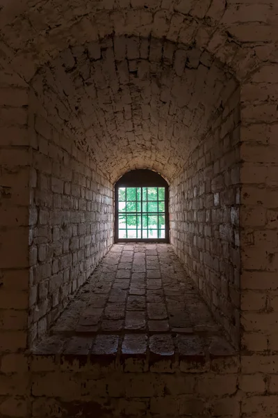 Окно через толстую стену в замке Грипсхольм в идиллии — стоковое фото