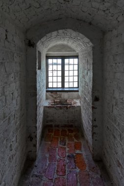 Mariefred pastoral küçük kasaba Gripsholm kalede kalın duvara pencereden