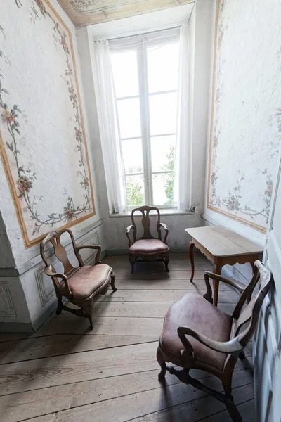 Ndoors chairs at the Gripsholm castle in the idyllic small town — Stok fotoğraf