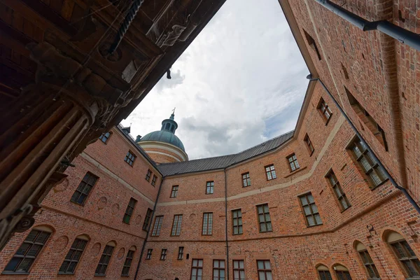 Tegel väggarna på Gripsholms slott i den idylliska lilla staden — Stockfoto