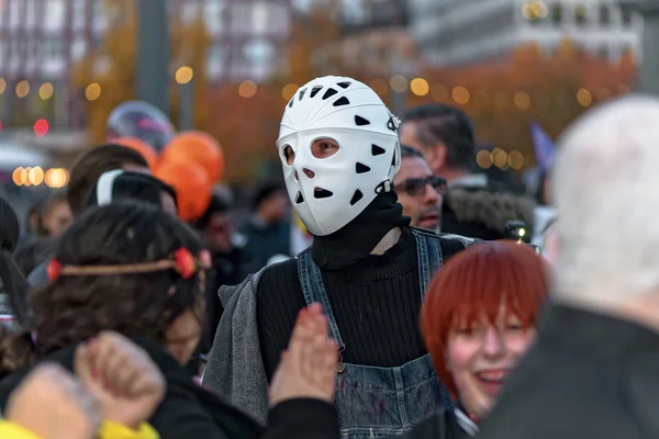 Uomo in costume Jason con la famosa maschera da hockey a Halloween pa — Foto Stock