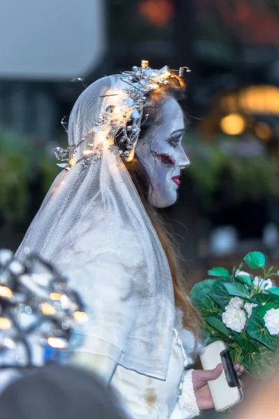 Sideview of a woman in a bride costume at Halloween parade Shock — Stock Photo, Image