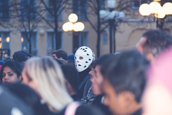 Homem de traje Jason na multidão no desfile de Halloween Shockholm — Fotografia de Stock