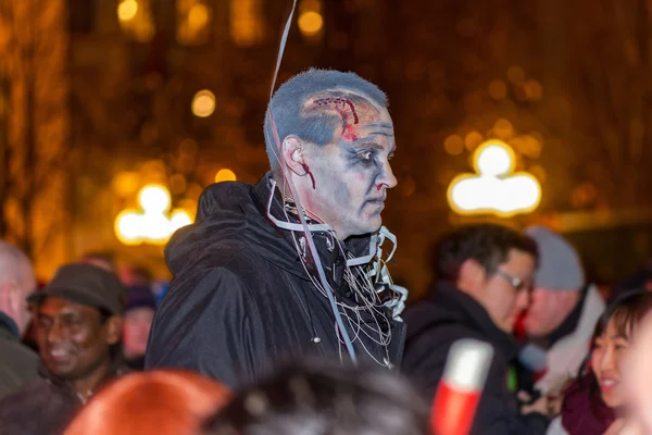 Man in zombie look scaring people at Halloween parade Shockholm — Stock Photo, Image