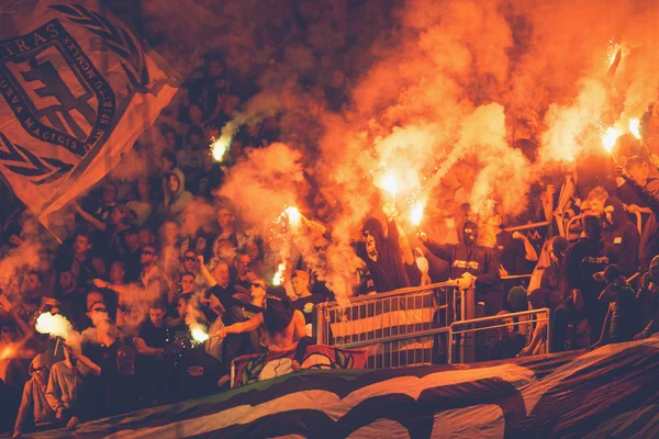 Hammarby fans y tifo en el partido de fútbol entre los rivales Dju —  Fotos de Stock