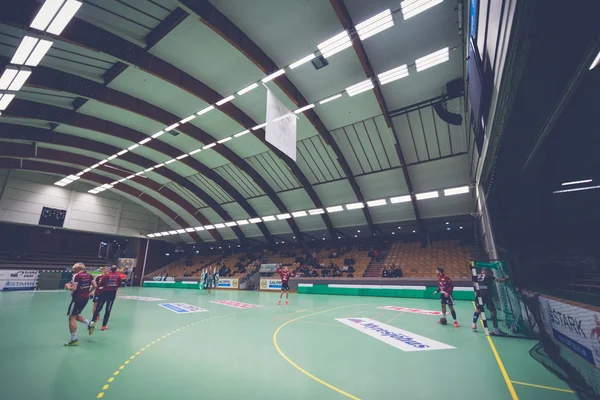 Eriksdals arena before the game with some Lugi players warming u — Stock fotografie