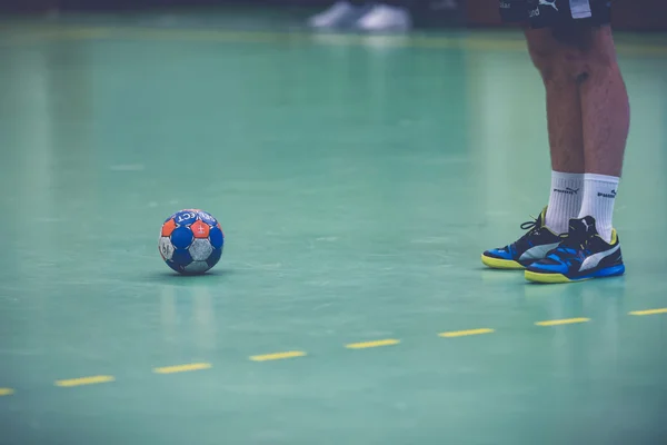 Piernas y pies de un jugador y pelota en el partido de balonmano entre — Foto de Stock