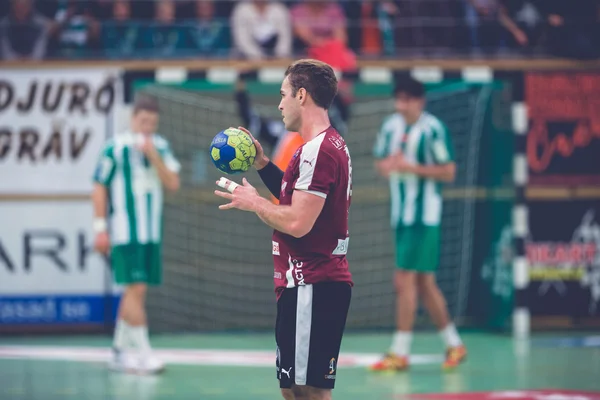 Pemain Lugi dengan bola menempel di tangan pada taruhan permainan Handball. — Stok Foto