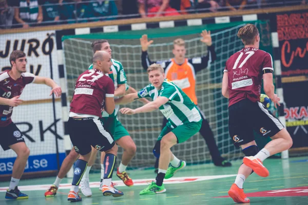 Lugi atacando en el partido de balonmano entre Hammarby vs Lugi en — Foto de Stock