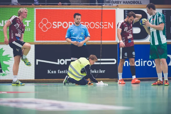 Pause during clean up at the Handball game between Hammarby vs L — ストック写真