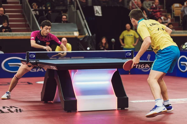 Partido entre Kristian Karlsson y Xu Xin en el ping-pong t — Foto de Stock