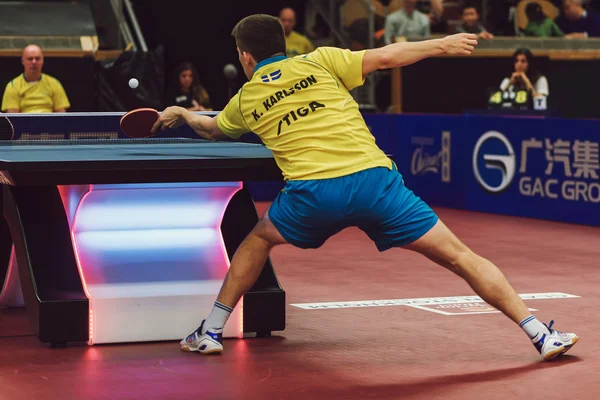 Partido entre Kristian Karlsson y Xu Xin en el ping-pong t — Foto de Stock