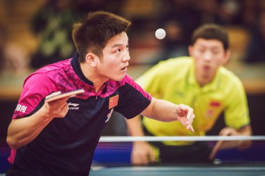 Zhendong, Jike (Chi) ve Bo, Xin arasında çift final maçı (
