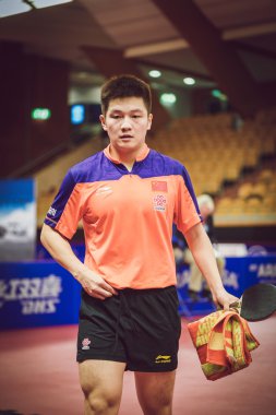 Masa tenisi şampiyonu Fan Zhendong (CHI) Xu Xin (CHI) karşısında