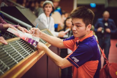 Masa tenisi şampiyonu Fan Zhendong (CHI) Xu Xin (CHI) karşısında