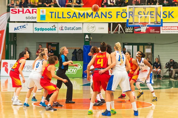 Primeiro vomitar entre as mulheres European Basketball Qualifier jogo — Fotografia de Stock