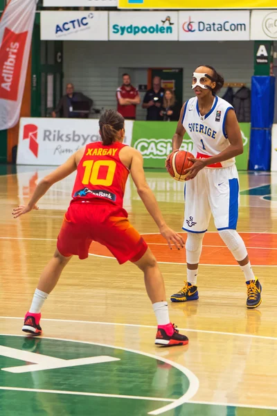 Fariha Abdi teniendo el balón en el Women European Basketball Qua — Foto de Stock