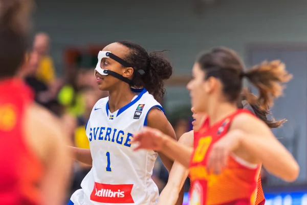 Fariha Abdi tendo a bola no Women European Basketball Qua — Fotografia de Stock