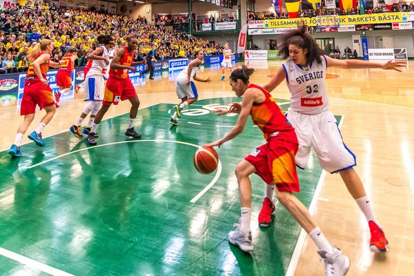 Espanha atacando no Women European Basketball Qualifier jogo entre a Suécia e Espanha — Fotografia de Stock