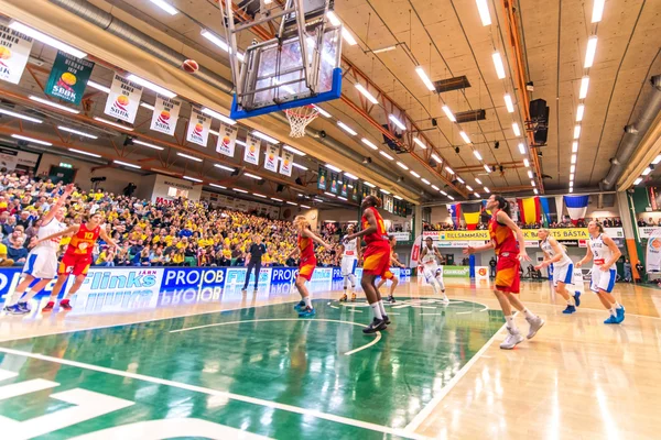 Espanha atacando no Women European Basketball Qualifier jogo entre a Suécia e Espanha — Fotografia de Stock