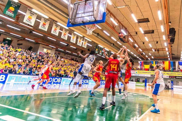 Espanha atacando no Women European Basketball Qualifier jogo entre a Suécia e Espanha — Fotografia de Stock