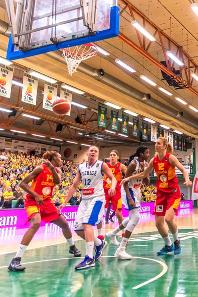 Espanha atacando no Women European Basketball Qualifier jogo entre a Suécia e Espanha — Fotografia de Stock