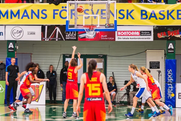 Espanha atacando no Women European Basketball Qualifier jogo entre a Suécia e Espanha — Fotografia de Stock