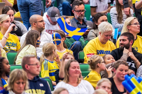 Tifosi svedesi al gioco Women European Basketball Qualifier scommessa — Foto Stock