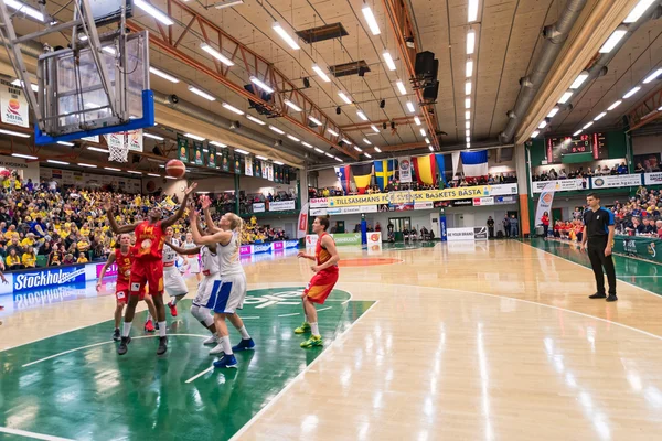 Jogo jogar em grande ângulo na Qualificação Europeia de Basquetebol Feminino — Fotografia de Stock