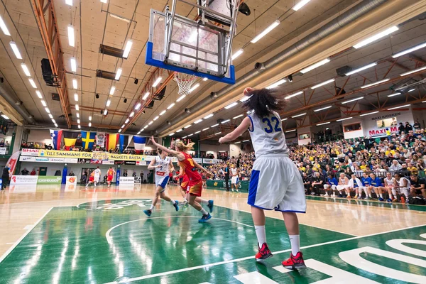 Jogo jogar em grande ângulo na Qualificação Europeia de Basquetebol Feminino — Fotografia de Stock