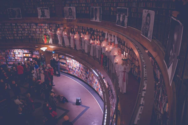 私と市立図書館や公共図書館でルチアのお祝い — ストック写真