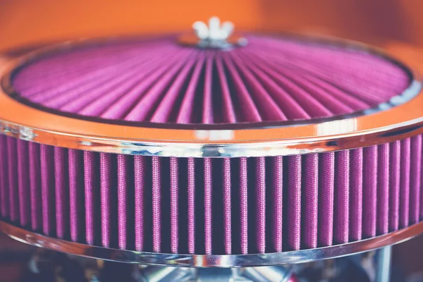 Paarse luchtfilter uit een aangepaste auto in levendige kleuren — Stockfoto
