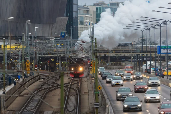 Винтажный паровоз отправляется на центральную станцию Стокгольма — стоковое фото