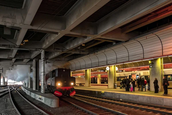 Oude vintage stoomtrein aankomen op Stockholm Centraal station — Stockfoto