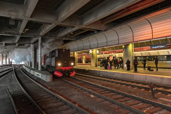 Oude vintage stoomtrein aankomen op Stockholm Centraal station — Stockfoto