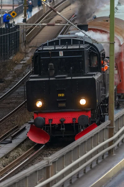 Odjezdy na nádraží Stockholm centra s parní lokomotivou — Stock fotografie