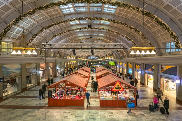 Stockholmer Hauptbahnhof mit Weihnachtsdekoration — Stockfoto