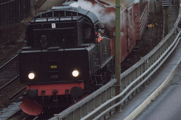 Vintage steam pociąg odjeżdżający z dworca kolejowego w Sztokholmie centrum miasta — Zdjęcie stockowe