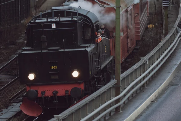 Odjezdy na nádraží Stockholm centra s parní lokomotivou — Stock fotografie