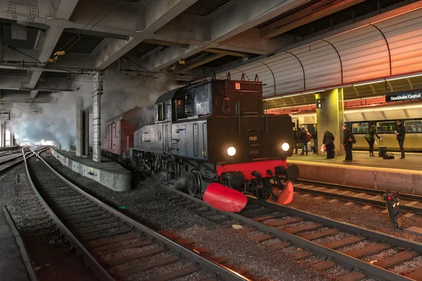 Gamla vintage ånga tåg anländer till Stockholm centralstation — Stockfoto
