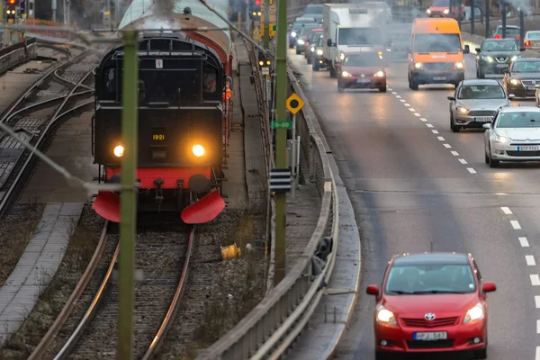 Винтажный паровоз отправляется на центральную станцию Стокгольма — стоковое фото