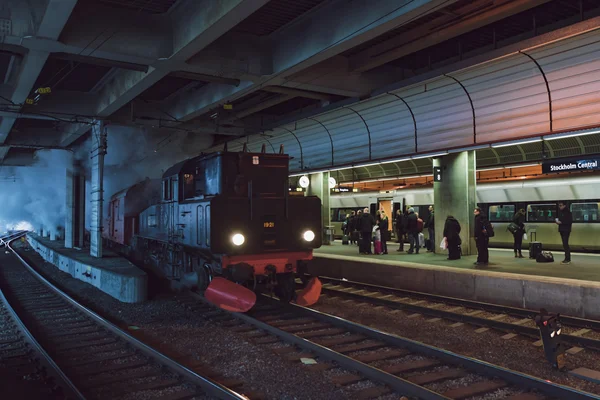 Oude vintage stoomtrein aankomen op Stockholm Centraal station — Stockfoto